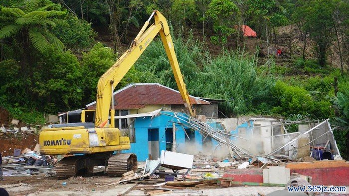 Penertiban bangunan liar tak berizin di Warpat, kawasan Puncak, Bogor, Jabar.