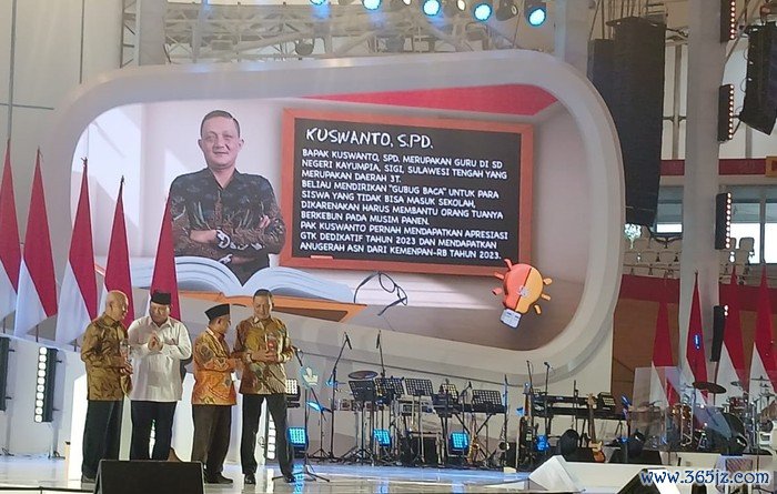 Guru Kuswanto menerima Anugerah Guru Hebat Indonesia 2024.