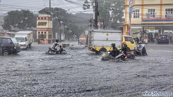 Hujan deras melanda kawasan Gading Tutuka, Soreang, Kabupaten Bandung pada Rabu (18/1/2023). Hujan mengakibatkan banjir cileuncang